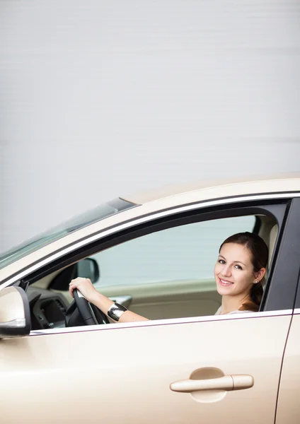 Mulher bonita dirigindo seu carro novo — Fotografia de Stock