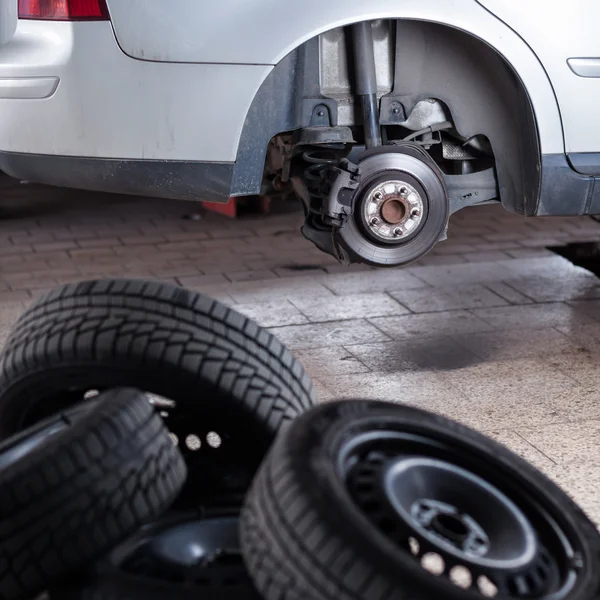 Inne i ett garage - byta hjul och däck — Stockfoto