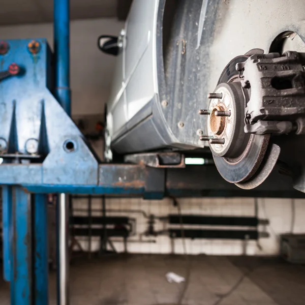 Dentro de uma garagem - mudando rodas e pneus — Fotografia de Stock