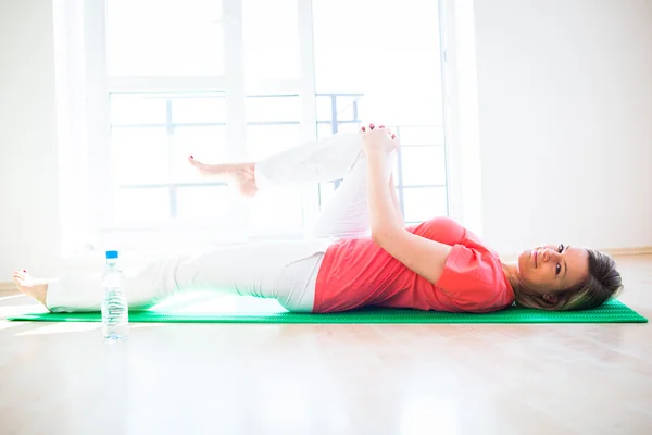 Hezká mladá žena, která dělá jóga cvičení doma — Stock fotografie