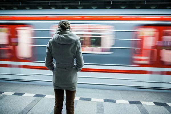 Станция метро (размытое движение и цветное тонированное изображение) ) — стоковое фото