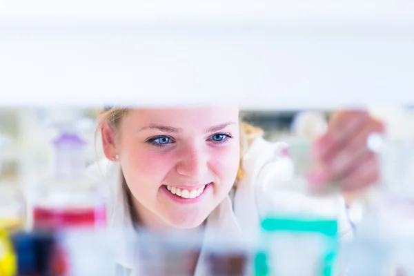 Retrato de uma pesquisadora realizando pesquisas em um laboratório de química — Fotografia de Stock