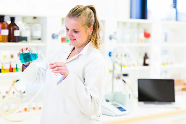 Retrato de uma pesquisadora realizando pesquisas em um laboratório de química — Fotografia de Stock