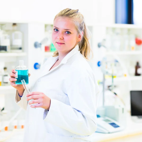 Portret van een vrouwelijke onderzoeker uitvoeren van onderzoek in een chemie lab — Stockfoto