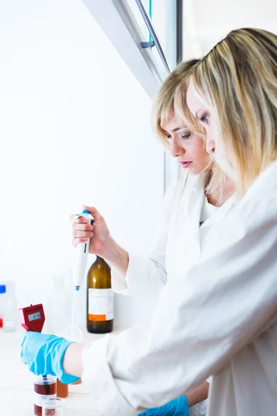 Två kvinnliga forskare arbetar i ett laboratorium (tonas färgbild) — Stockfoto