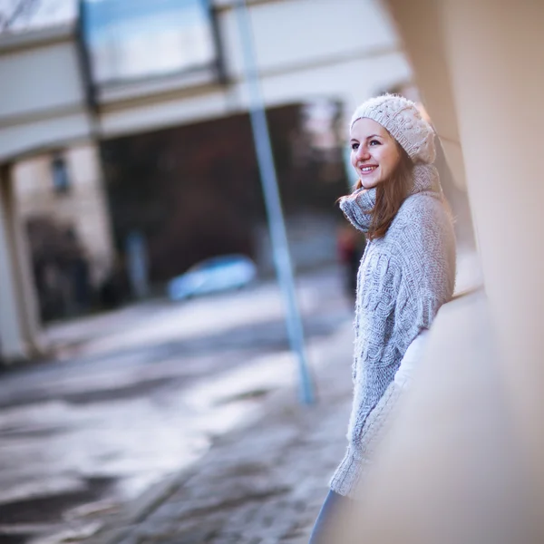 Ritratto autunnale: giovane donna vestita con un caldo cardigan di lana posa all'esterno in un parco cittadino — Foto Stock