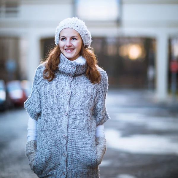 Autumn portrait: young woman dressed in a warm woolen cardigan posing outside in a city park — Stock Photo, Image