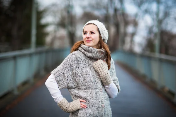 Πορτραίτο του φθινοπώρου: νεαρή γυναίκα ντυμένη με μια ζεστή μάλλινη ζακέτα θέτουν εκτός σε ένα πάρκο της πόλης — Φωτογραφία Αρχείου