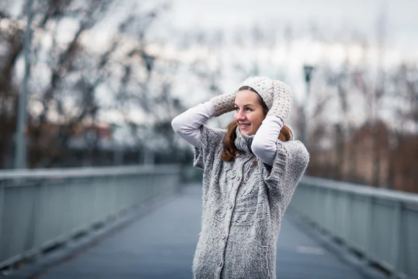 Herfst portret: jonge vrouw gekleed in een warme wollen vest poseren buiten in een stadspark — Stockfoto