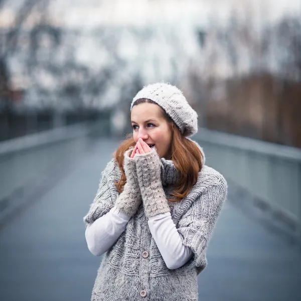 Autumn portrait: young woman dressed in a warm woolen cardigan posing outside in a city park — Stock Photo, Image