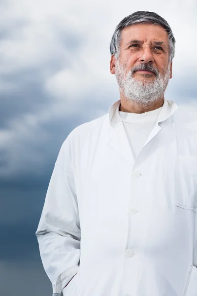 Renowned doctor standing on the roof of the research hospital looking confident — Stock Photo, Image