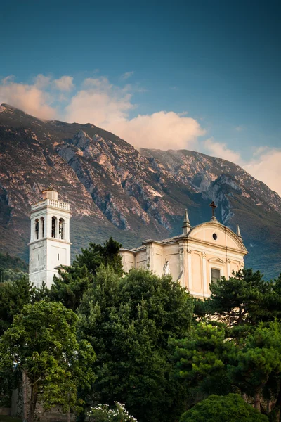 Vista da igreja paroquial de Santo Stefano em Malcesine, Itália — Fotografia de Stock