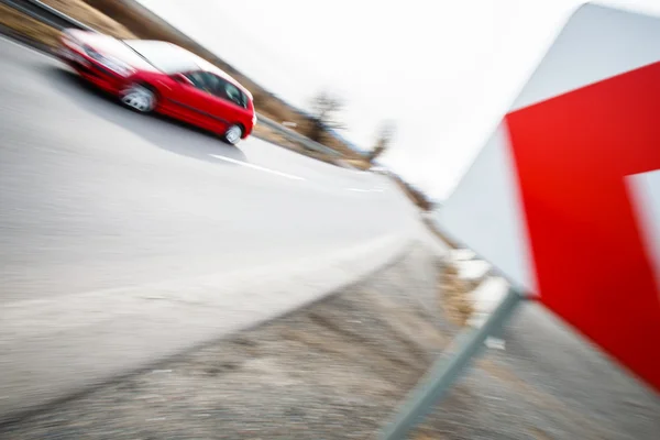 Conceito de tráfego: carro dirigindo rápido através de uma curva acentuada — Fotografia de Stock