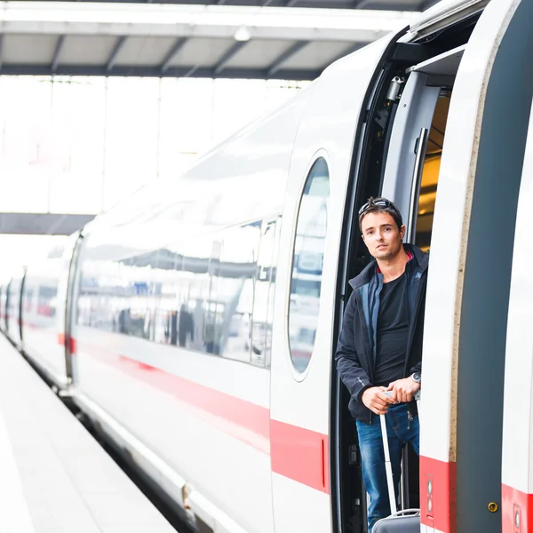 鉄道旅行 - 電車に乗るハンサムな若い男 — ストック写真