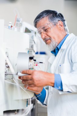 bir laboratuvarda bilimsel araştırmalar yürüten uzman erkek araştırmacı