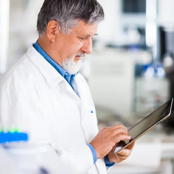 Senior männliche Forscher, die wissenschaftliche Forschung in einem Labor durchführen — Stockfoto