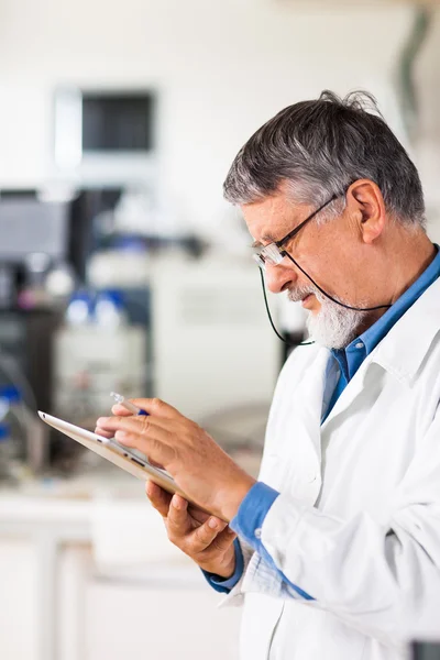 Scienziato senior che usa il suo tablet al lavoro — Foto Stock