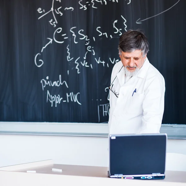 Profesor sénior de química escribiendo en la junta — Foto de Stock