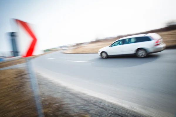 Concepto de tráfico: coche conduciendo rápido a través de un giro brusco —  Fotos de Stock