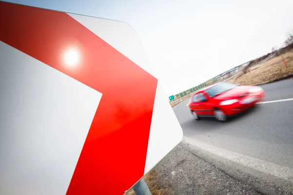 Concepto de tráfico: coche conduciendo rápido a través de un giro brusco — Foto de Stock