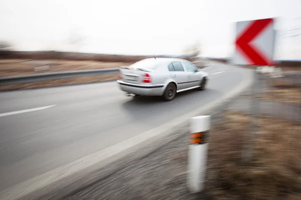 Concepto de tráfico: coche conduciendo rápido a través de un giro brusco — Foto de Stock