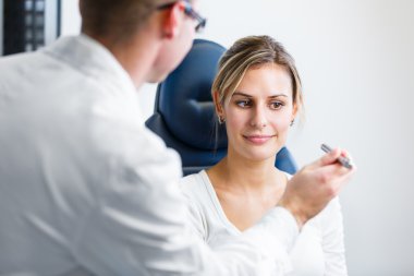 Optometri kavramı - genç ve güzel kadın gözleri muayene olması