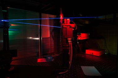 bir kuantum optik laboratuvarda lazerler