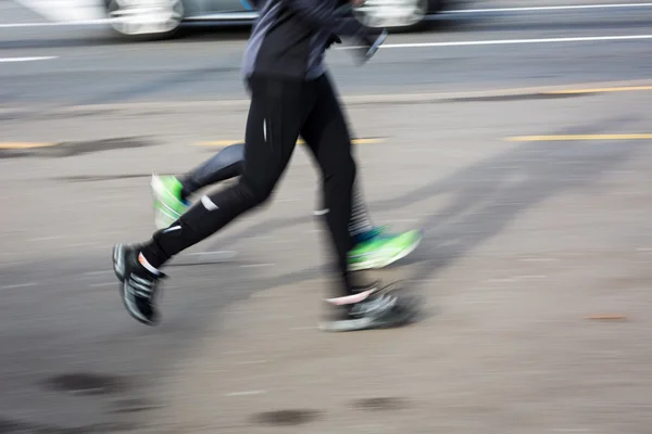 Bir kentsel bağlamda iki erkek koşucu — Stok fotoğraf