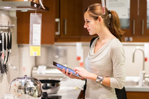 Ung kvinna shopping för möbler i en möbelaffär — Stockfoto