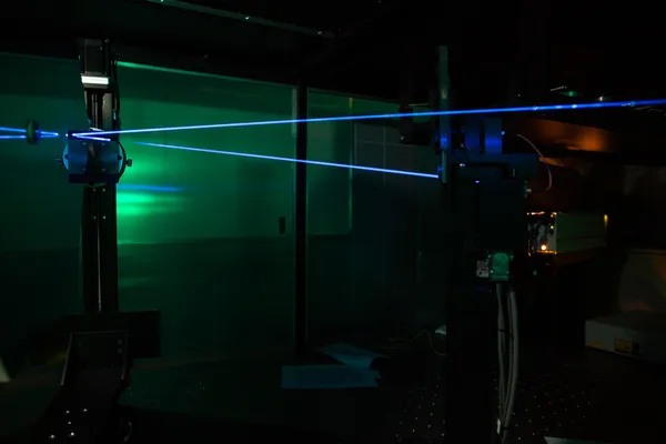 Láseres en un laboratorio de óptica cuántica — Foto de Stock