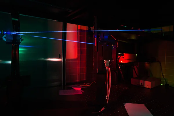Lasers em um laboratório de óptica quântica — Fotografia de Stock