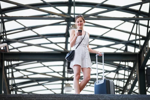 Mooie jonge vrouw op een treinstation — Stockfoto