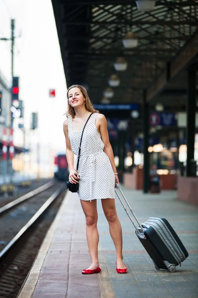 Bella giovane donna in una stazione ferroviaria — Foto Stock
