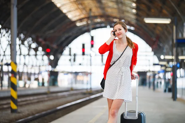 Mujer joven y bonita en una estación de tren —  Fotos de Stock