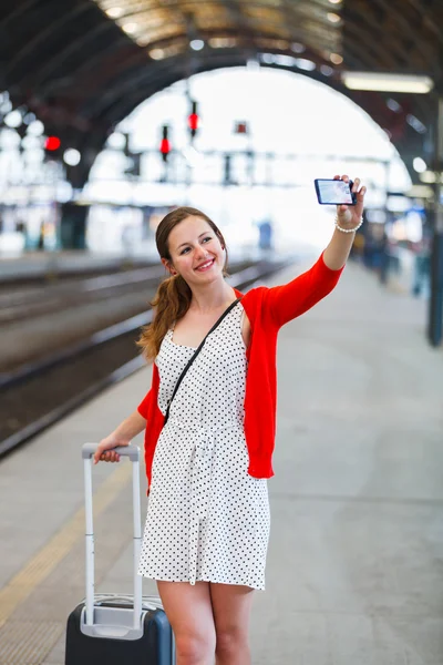 Bella giovane donna in una stazione ferroviaria — Foto Stock