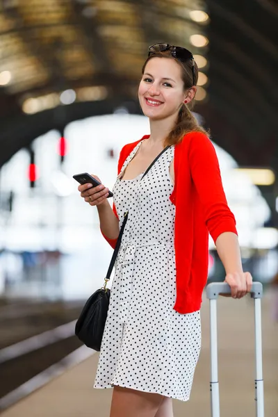 Bella giovane donna in una stazione ferroviaria — Foto Stock