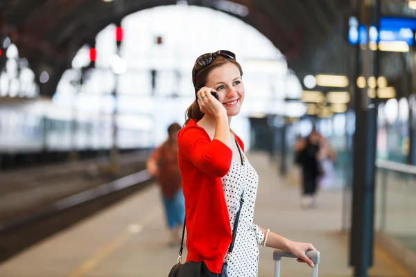 Mulher bonita em uma estação de trem — Fotografia de Stock