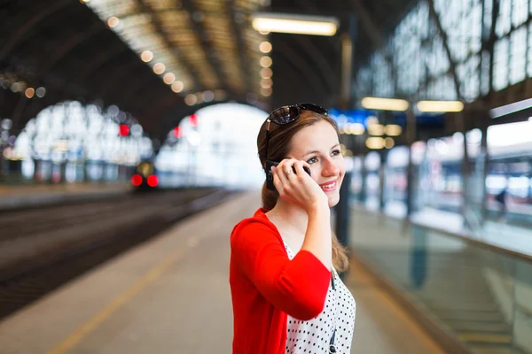 Hübsche junge Frau an einem Bahnhof — Stockfoto
