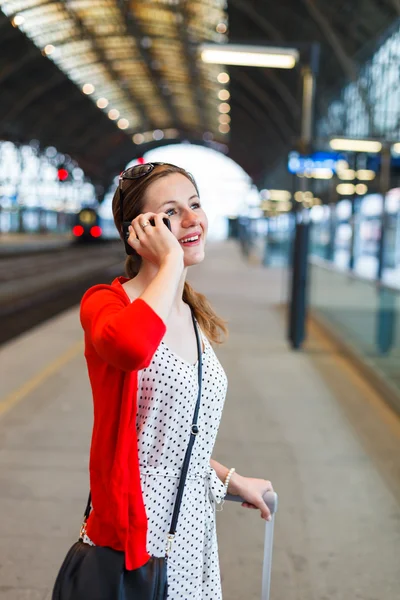 Hezká mladá žena na vlakovém nádraží — Stock fotografie