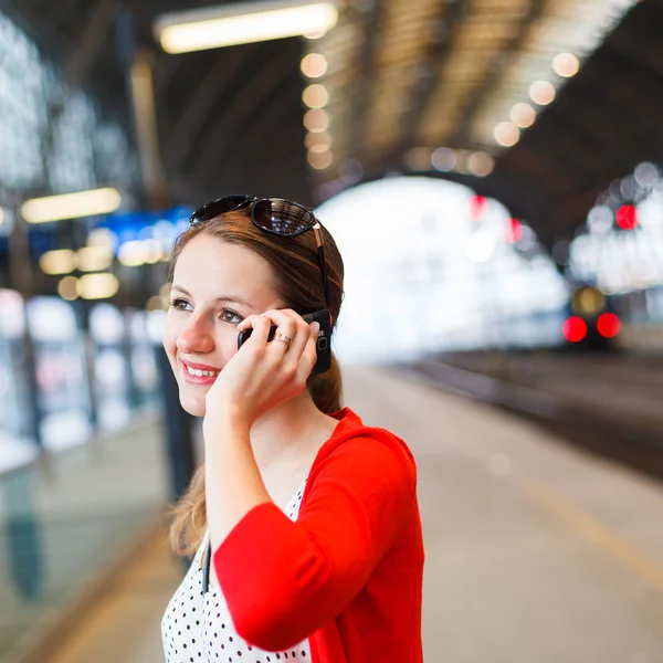 Hübsche junge Frau an einem Bahnhof — Stockfoto