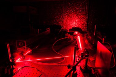 bir kuantum optik laboratuvarda lazerler