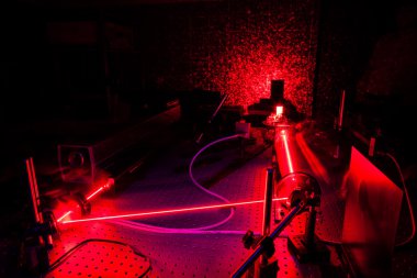 bir kuantum optik laboratuvarda lazerler