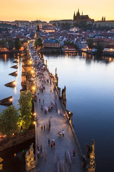 Vista del río Moldava con el puente de Carlos en Praga, República Checa — Foto de Stock