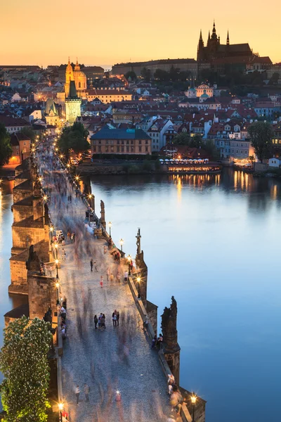 Uitzicht op de rivier vltava met charles bridge in Praag, Tsjechische Republiek — Stockfoto