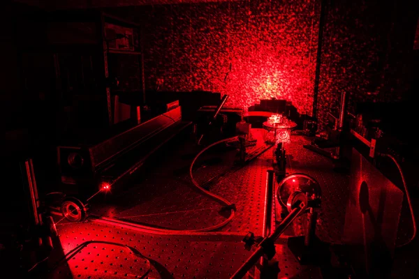 Lasers em um laboratório de óptica quântica — Fotografia de Stock