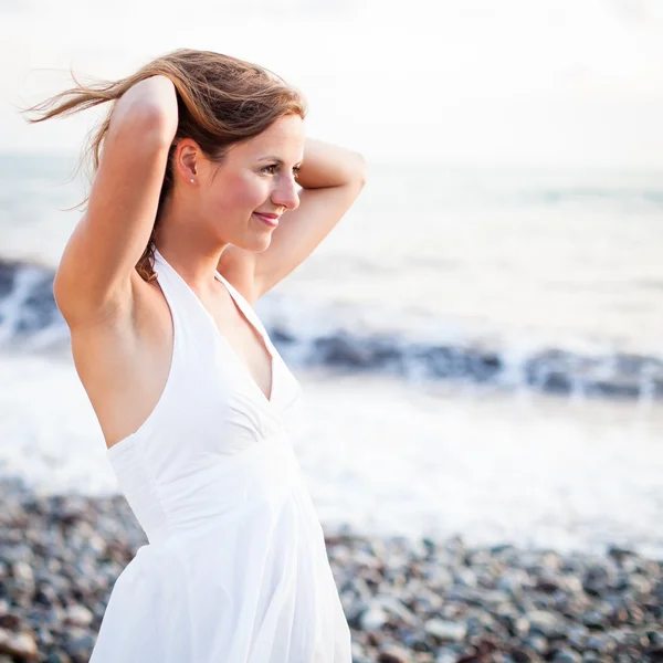 Young woman on the beach enjoying a warm summer evening — Stock Photo, Image