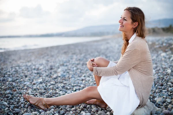 Jeune femme sur la plage profitant d'une chaude soirée d'été — Photo