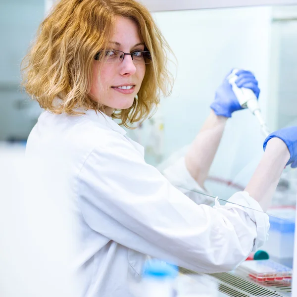 Portret van een vrouwelijke onderzoeker doen van onderzoek in een lab — Stockfoto