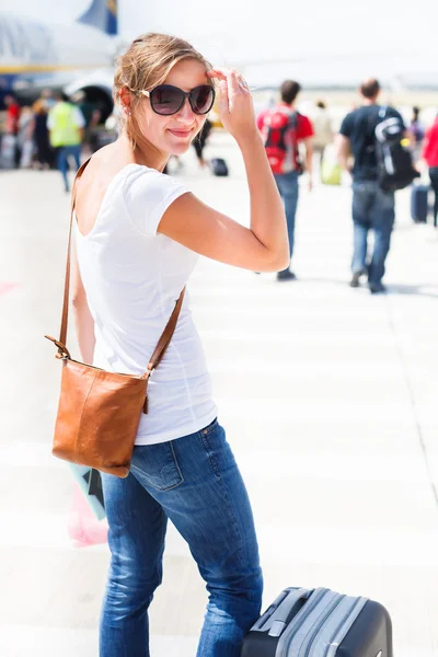 Départ - jeune femme à un aéroport sur le point de monter à bord d'un avion — Photo