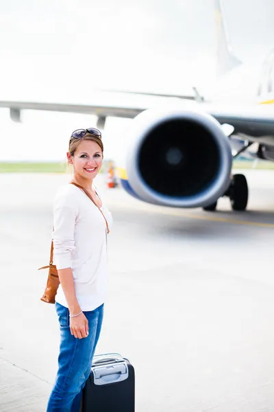 Net aangekomen: jonge vrouw bij een luchthaven die net de lucht — Stockfoto